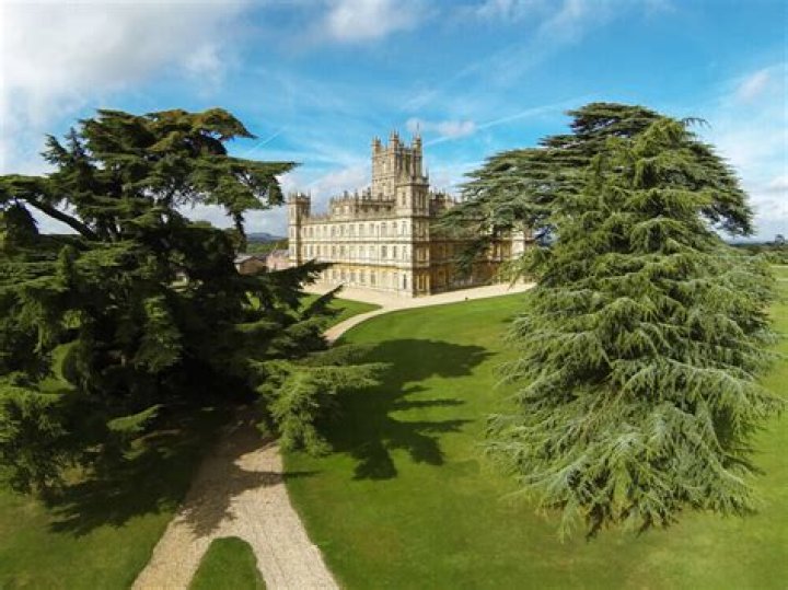 Are dogs allowed at Highclere Castle?