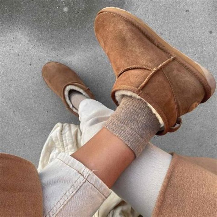 Are you supposed to wear socks with ugg boots?
