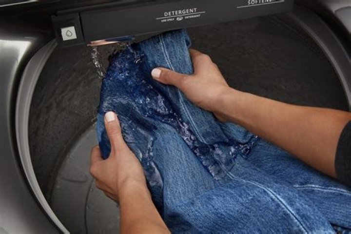 Can lice live on clothes after washing?