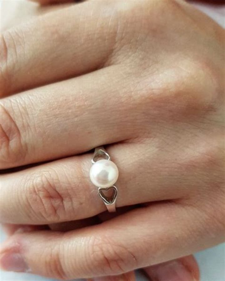 Can we wear pearl ring in ring finger?