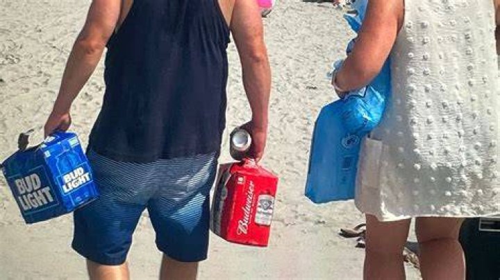 Can you drink alcohol on the beach in Costa Rica?