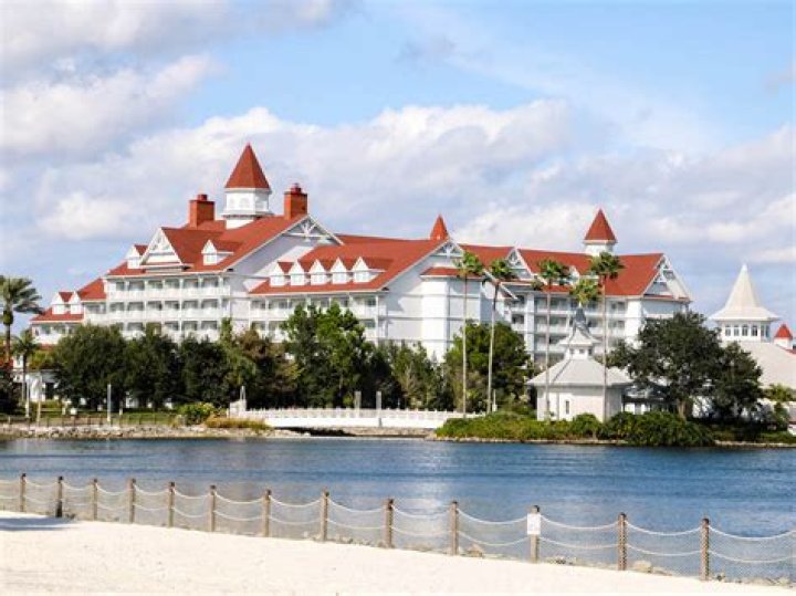 Can you park at a Disney hotel if you are not staying there?