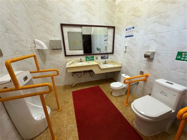 Do restaurants in India have toilets?