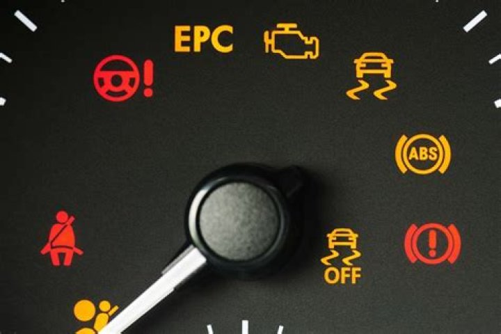 Does disconnecting the battery reset the check engine light?