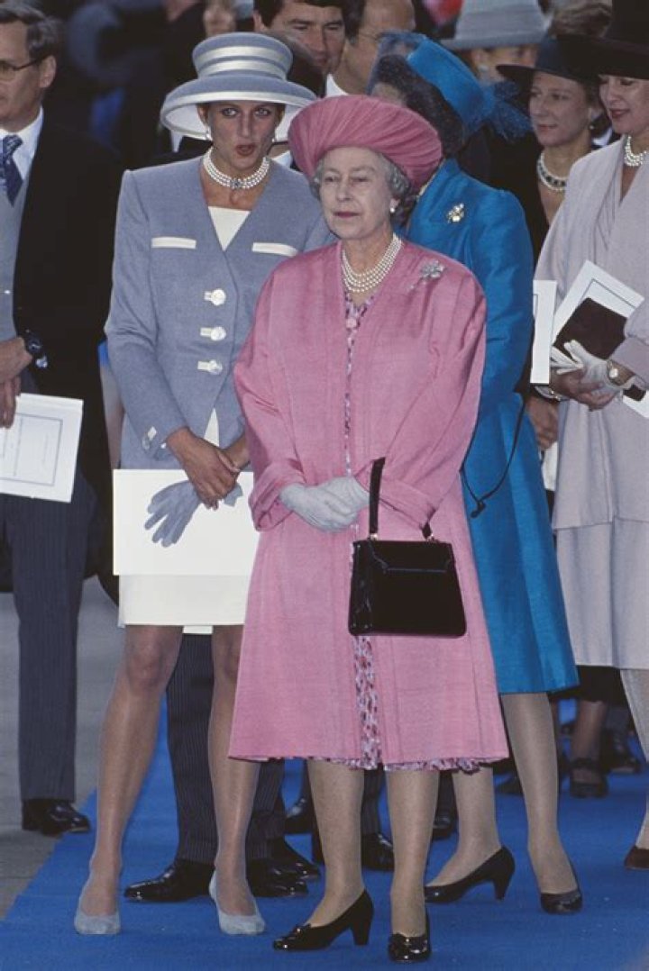 Does Elizabeth get a rose?