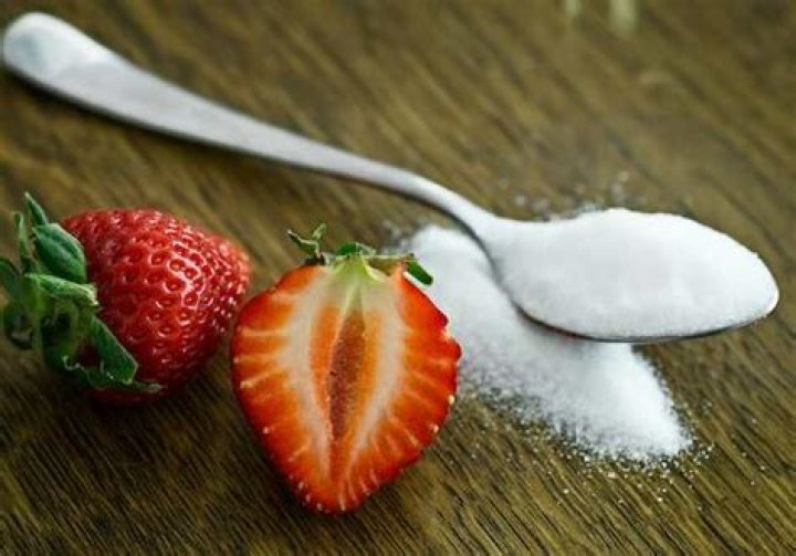 Does sugar react with vinegar?