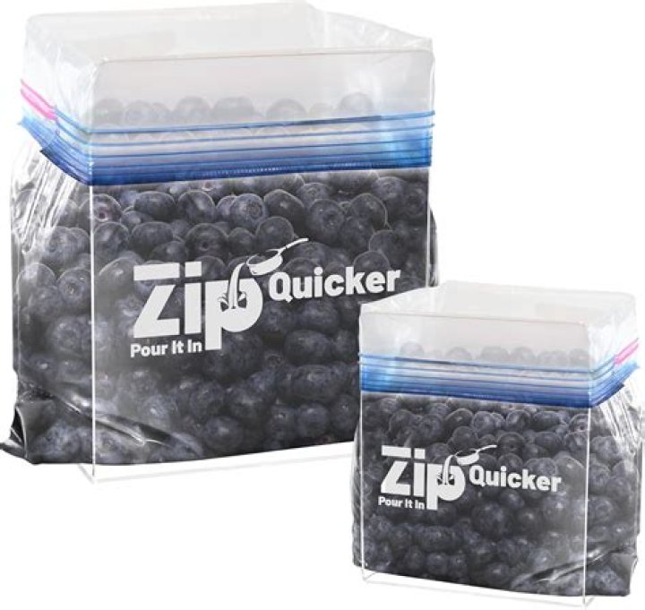 Does water in a Ziploc bag for flies?