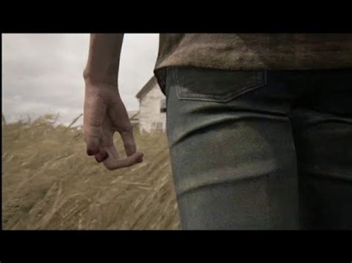 How did Ellie lose her fingers?