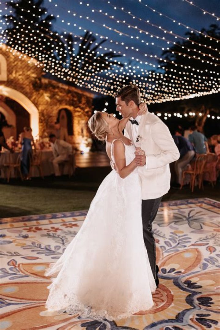 How long should the dance floor be open at a wedding?