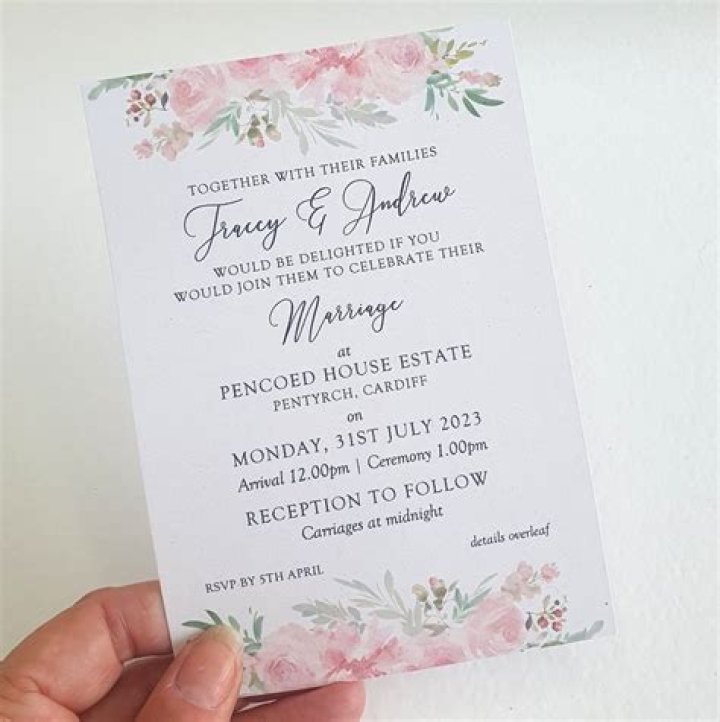 How much money do you put in a card for a wedding?