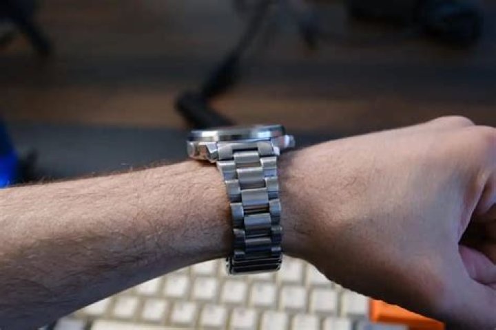 How tight should a watch be?