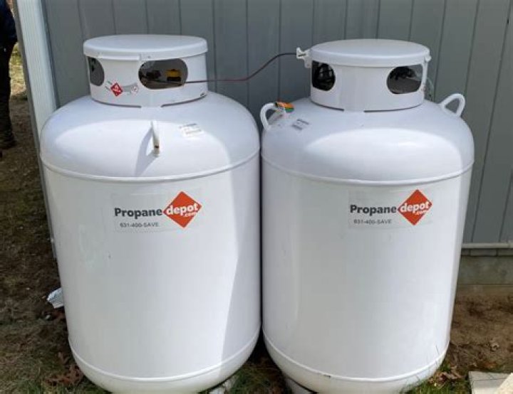 Is it safe to lay propane tanks on their side?