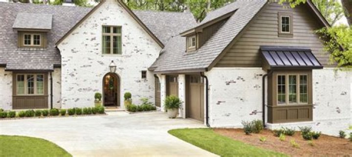 Is white painted brick in style?