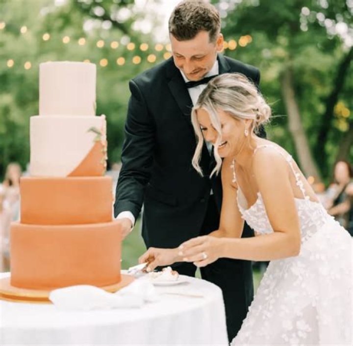 What comes first cake cutting or first dance?