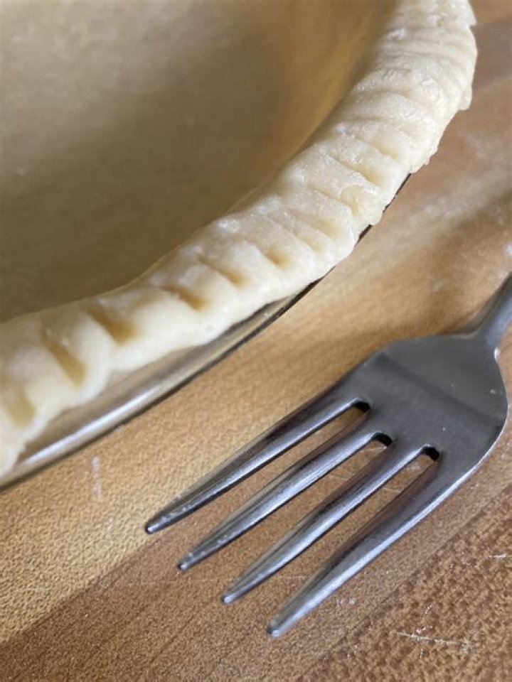 What method of finishing pie crust that pressing with the tines of a fork?