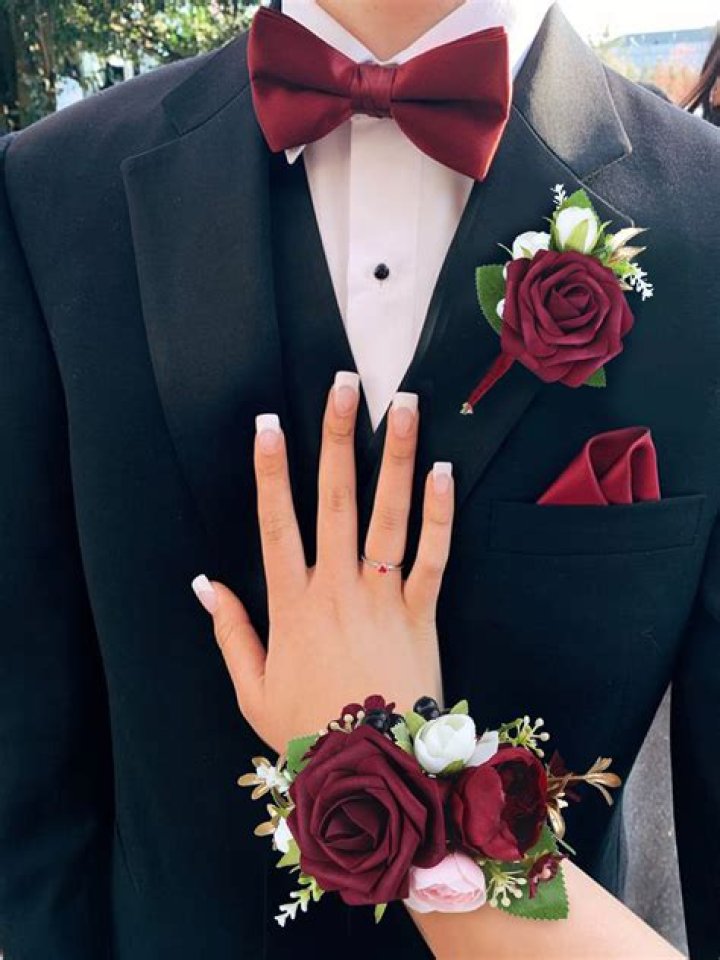 Who all gets corsages and boutonnieres?