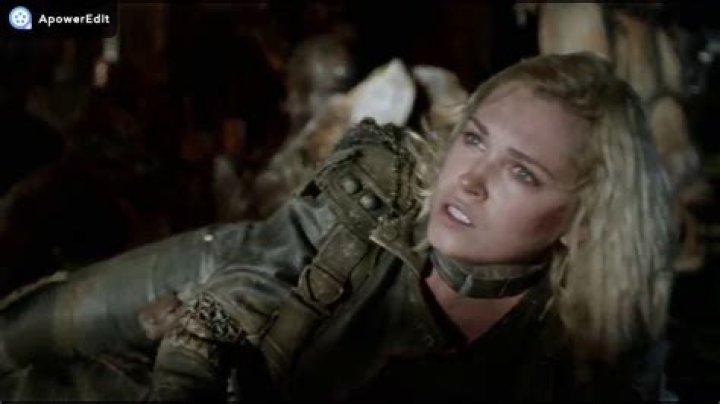 Who does Clarke sleep with in The 100?