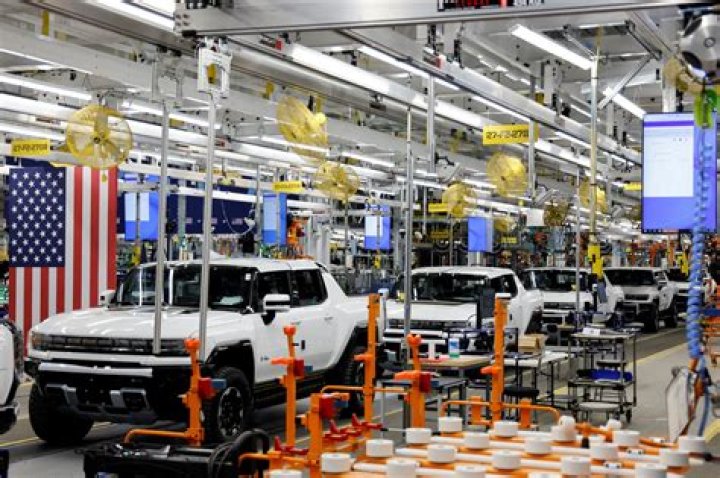 Who makes more money Ford or GM?