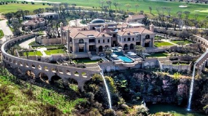 Who owns the biggest mansion in the world?
